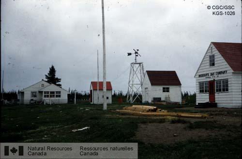 Photo KGS-1026 : Le poste de la Baie d'Hudson à Eastmain. SNRC 33 et 23 W. (Québec)