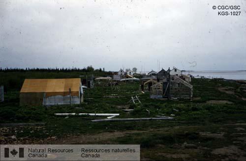 Photo KGS-1027 : Partie du village autochtone à Eastmain. SNRC 33 et 23 W. (Québec)