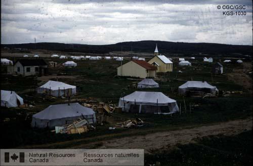 Photo KGS-1030 : Village autochtone à la Grande rivière de la Baleine, mission anglicane. SNRC 33 et 23 W. (Québec)