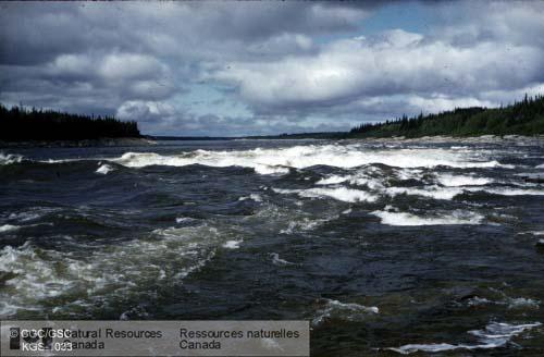 Photo KGS-1033 : Le premier rapide sur la rivière menant à Fort-George, 18 miles en amont de l'embouchure. SNRC 33 et 23 W. (Québec)