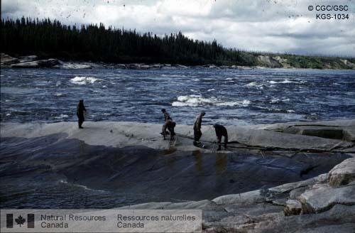 Photo KGS-1034 : Autochtones en train de pêcher sur la rivière menant à Fort-George. SNRC 33 et 23 W. (Québec)