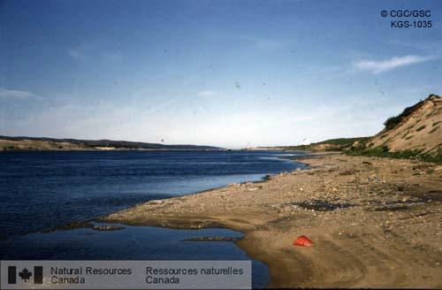 Photo KGS-1035 : À proximité de son embouchure, la Grande rivière de la Baleine est encaissé dans des terrasses de grave. SNRC 33 et 23 W. (Québec)