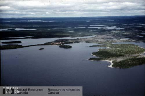 Photo KGS-1038 : Photo aérienne d'une région de forêts et de lacs près de Nichicun
