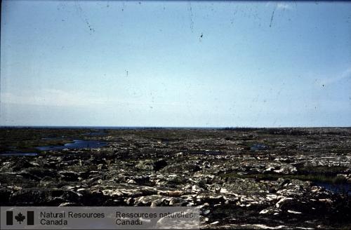 Photo KGS-1039 : Une zone sans arbres à proximité de la côte de la baie d'Hudson au sud de la Grande rivière de la Baleine