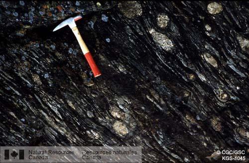 Photo KGS-1045 : Conglomérat cisaillé avec des roches volcaniques par 55  05' nord, 76  50' O. SNRC 33 et 23 W. (Québec)