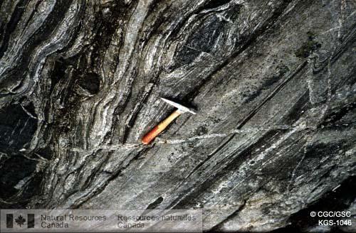 Photo KGS-1046 : Inclusions typiques de Gneiss rubané orientées au nord dans une formation ferrifère avec quartz-magnétite. SNRC 33 et 23 W. (Québec)