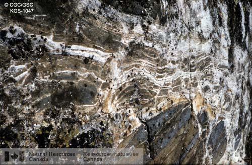 Photo KGS-1047 : Inclusions typiques de Gneiss rubané d'une formation ferrifère avec quartz-magnétite. SNRC 33 et 23 W. (Québec)