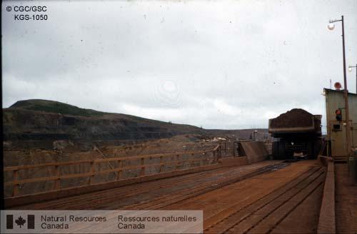 Photo KGS-1050 : Transport par camion de minerai au lac Knob. SNRC 33 et 23 W. (Québec)