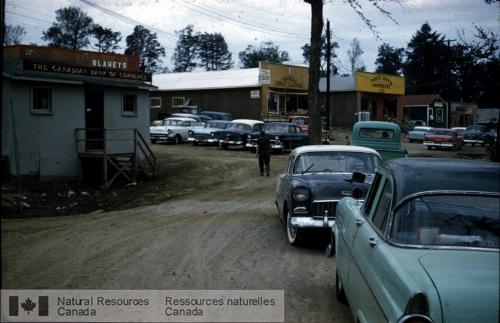 Photo KGS-1058 : Centre ville d'Elliot Lake, camp de Blind River Uranium, été 1957