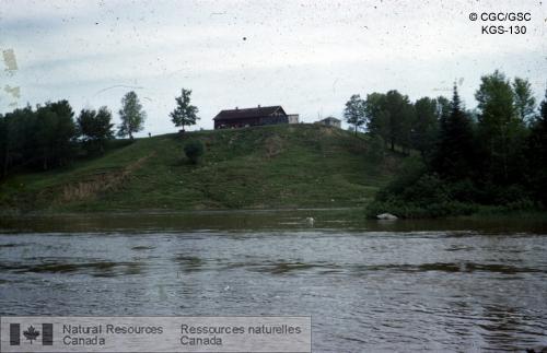 Photo KGS-130 : Terracettes formées par le pli d'entraînement du till de Cochrane et par les dépôts du sous-jacents datant du Pléistocène. Côté est de la rivière  ...
