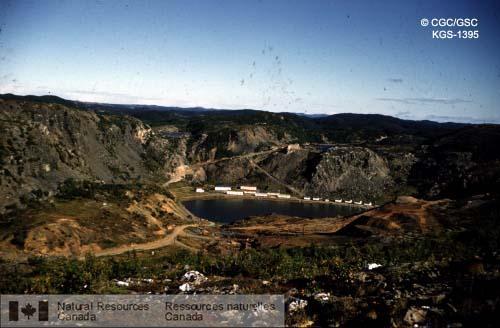 Photo KGS-1395 : Agglomération de Tilt Cove et étang Windsor, vue vers l'est depuis la région de la mine East