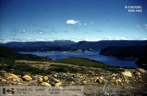 Photo KGS-1402 : La baie Bonne et le mont Gros Morne, pratiquement le plus élevé de Terre-Neuve