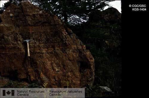 Photo KGS-1404 : Pseudo-stratification dans de la péridotite à l'ancienne mine Betts Cove