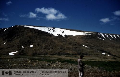 Photo KGS-1407 : Entité en forme de cirque glaciaire sur le mont Table, côte ouest de Terre-Neuve. Mont enneigé, le 30 juin 1959