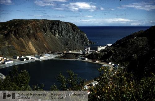 Photo KGS-1410 : Chevalement de mine et usine de la Maritime Mining Corporation (division cuivre), Tilt Cove (Terre-Neuve)