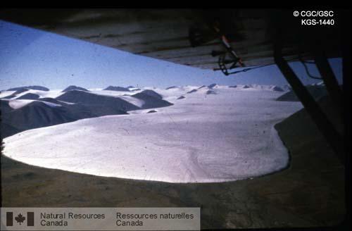 Photo KGS-1440 : Glacier Turnabout, un grand glacier de piémont qui s'avance vers le sud depuis la chaîne États-Unis jusqu'à la bordure nord du plateau de Hazen