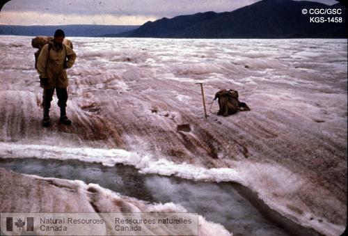 Photo KGS-1458 : Glace rubannée salie de poussière rouge du glacier Henrietta Nesmith. Le petit ruisseau est un chenal d'eau de fonte en surface, tributaire de  ...