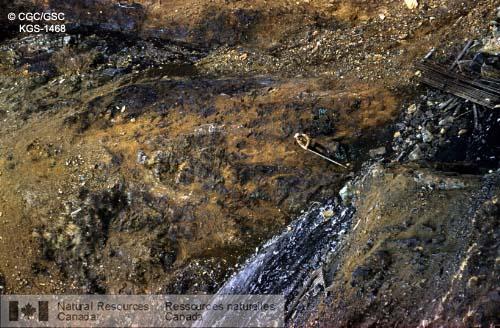 Photo KGS-1468 : Affleurement du gisement de la Compagnie minière et métallurgique de la baie d'Hudson au ruisseau Quill, route de l'Alaska