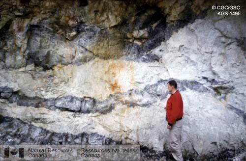 Photo KGS-1495 : Quartz gris dans de la pegmatite, mine Back, Buckingham (Québec)