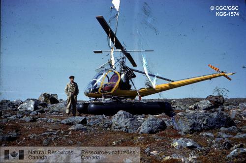 Photo KGS-1574 : Atterrissage d'un hélicoptère dans les terres stériles (Barren Lands), district de Keewatin