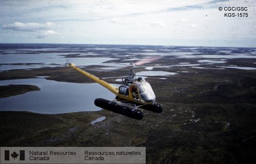 Photo KGS-1575 : Hélicoptère survolant le Bouclier canadien précambrien, district de Keewatin à l'ouest de la baie d'Hudson
