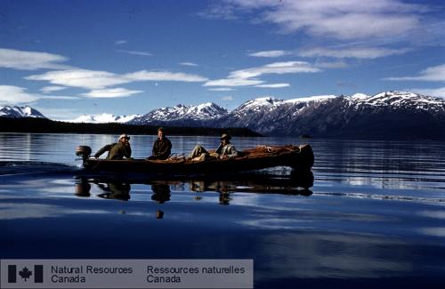 Photo KGS-166 : Transport par canot sur le lac Atlin, juin 1951.  Vue vers le sud, photo prise à l'extrémité sud du lac Atlin (l'est est à gauche).