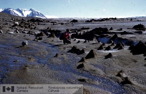 Photo KGS-200 : Cônes de débris sur le glacier Llewellyn, juin 1952