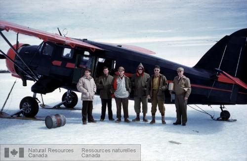 Photo KGS-232 : Une partie du personnel de l'Opération Keewatin montant dans un appareil Norseman à Churchill avant de partir pour des travaux sur le terrain.