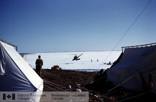 Photo KGS-240 : Hélicoptère au camp, Hurwitz, le 13 mai 1952. Les précipitations de neige avaient été exceptionnellement peu abondantes.