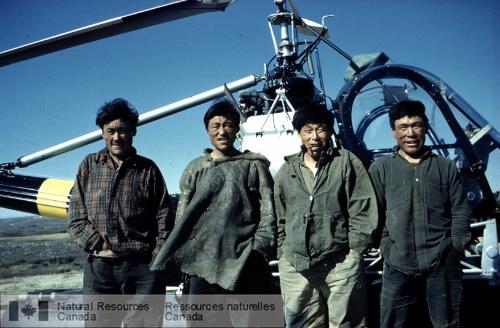 Photo KGS-253 : Inuits et hélicoptère au lac Ennadai, mai 1952