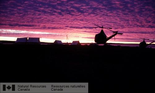 Photo KGS-257 : Hélicoptère abrité pour la nuit avec des bâches et dont les rotors sont attachés, au camp no 5, lac Carnesluck