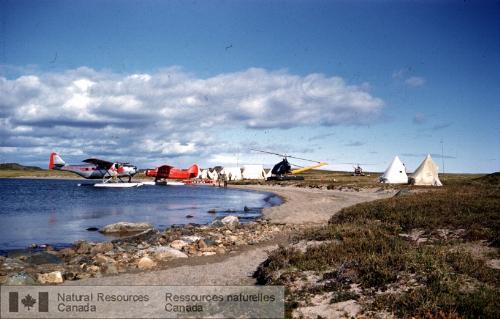 Photo KGS-271 : Camp au lac Maze (ou à proximité). L'avion rouge est le Norseman de l'Opération Keewatin, l'appareil Husky est celui d'un visiteur.