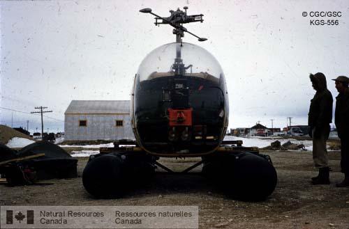 Photo KGS-556 : Montage d'un hélicoptère à Churchill