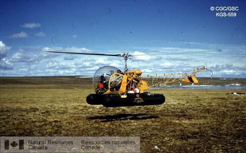 Photo KGS-559 : Hélicoptère sur un cheminement géologique au lac Baker