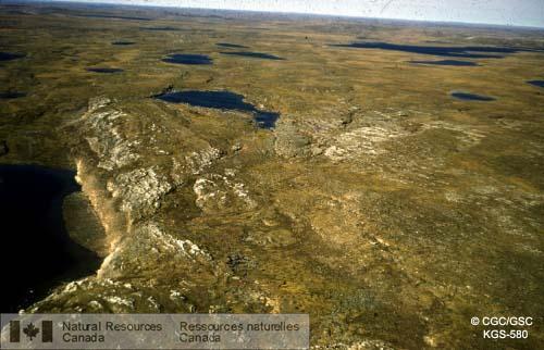 Photo KGS-580 : Quartzite blanc d'Hurwitz, près du lac Tehek. Remarquer l'abondance d'affleurements et le terrain accidenté