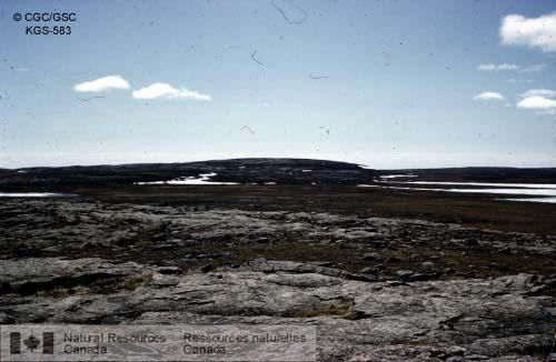 Photo KGS-583 : Affleurements du granite, 15 milles au nord-est du lac Baker