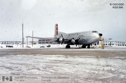 Photo KGS-590 : Opération Thelon. Hangard au terrain d'atterrissage, Churchill (Manitoba) et aéronef Douglas C-124 Globemaster des forces aériennes des États-Unis  ...