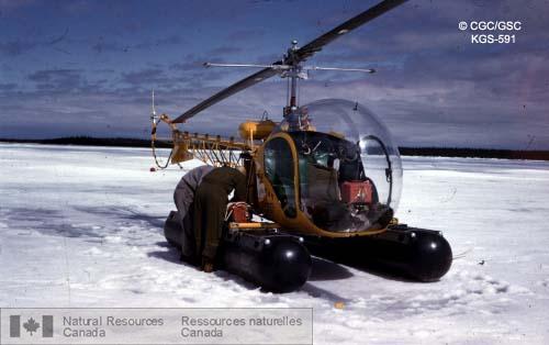 Photo KGS-591 : Opération Thelon. Un hélicoptère Bell 47 D-1 à la cache d'essence près de la rivière Seal en route vers le lac Ennadai.