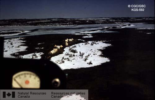 Photo KGS-592 : Opération Thelon. Camp numéro 1, à 8 milles au sud-ouest du lac Moil. Brousse au sud du camp relativement libre de neige, terres stériles au nord du  ...