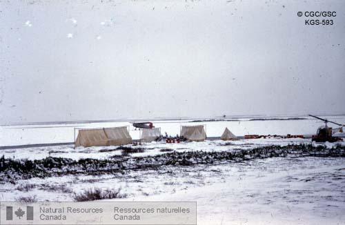 Photo KGS-593 : Opération Thelon. Camp numéro 2 à 15 milles à l'est de l'extrémité sud du lac Whitefish, 5 pouces de neige humide. Noter les mâts de tente en métal.