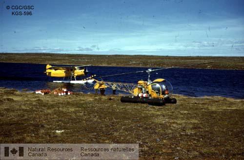 Photo KGS-596 : Opération Thelon. Camp numéro 3 avec un hydravion Norseman et un hélicoptère utilisés pour le transport et le cheminement géologique, 15 milles à  ...