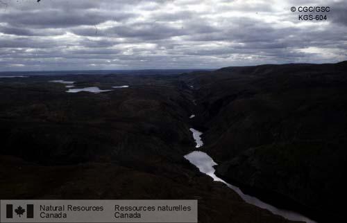 Photo KGS-604 : Opération Thelon. Canyon vu de la rivière Western (Bathurst)