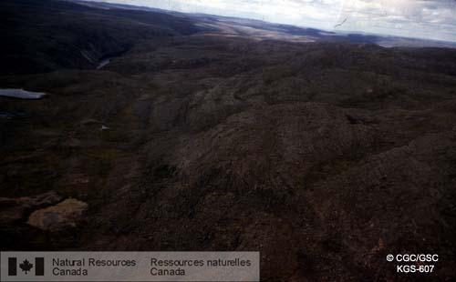Photo KGS-607 : Opération Thelon. Terrain escarpé recouvrant du quartzite de Goulburn (Protérozoïque). Région de la rivière Western