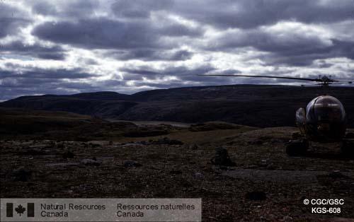 Photo KGS-608 : Opération Thelon. Photo d'une région peu accidentée recouvrant des formations archéennes (dépôts du Groupe de Yellowknife), vue vers l'ouest sur  ...