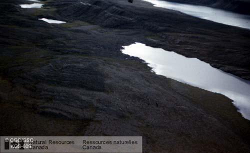 Photo KGS-609 : Opération Thelon. Discordance entre les sédiments de Goulburn (Protérozoïque), à droite, et les dépôts (archéens) du Groupe Yellowknife, à gauche,  ...