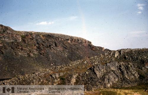 Photo KGS-613 : Opération Thelon. Collines de quartzite de Goulburn du Protérozoïque recouvrant des schistes du Groupe de Yellowknife (en avant-plan), près de la  ...