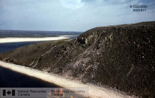 Photo KGS-617 : Opération Thelon. Falaises de 400 pieds de hauteur composées de grès de Dubawnt, près de l'île Grassy sur la rivière Thelon.