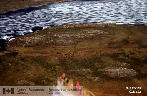 Photo KGS-622 : Opération Thelon. Dolomie du Groupe de Great Slave pour montrer la couleur brun-chamois typique, près de l'île Crystal, lac Artillery.