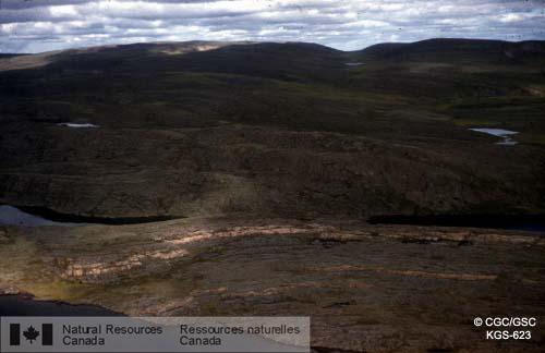 Photo KGS-623 : Opération Thelon. Dolomie de la partie inférieure du Groupe de Goulburn recouverte par du quartzite dans la partie supérieure du groupe, près de la  ...