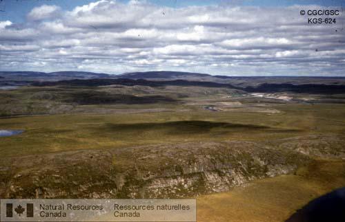 Photo KGS-624 : Opération Thelon. Filons-couches de diabase coiffant des sédiments protérozoïques (Goulburn), près de la rivière Western.